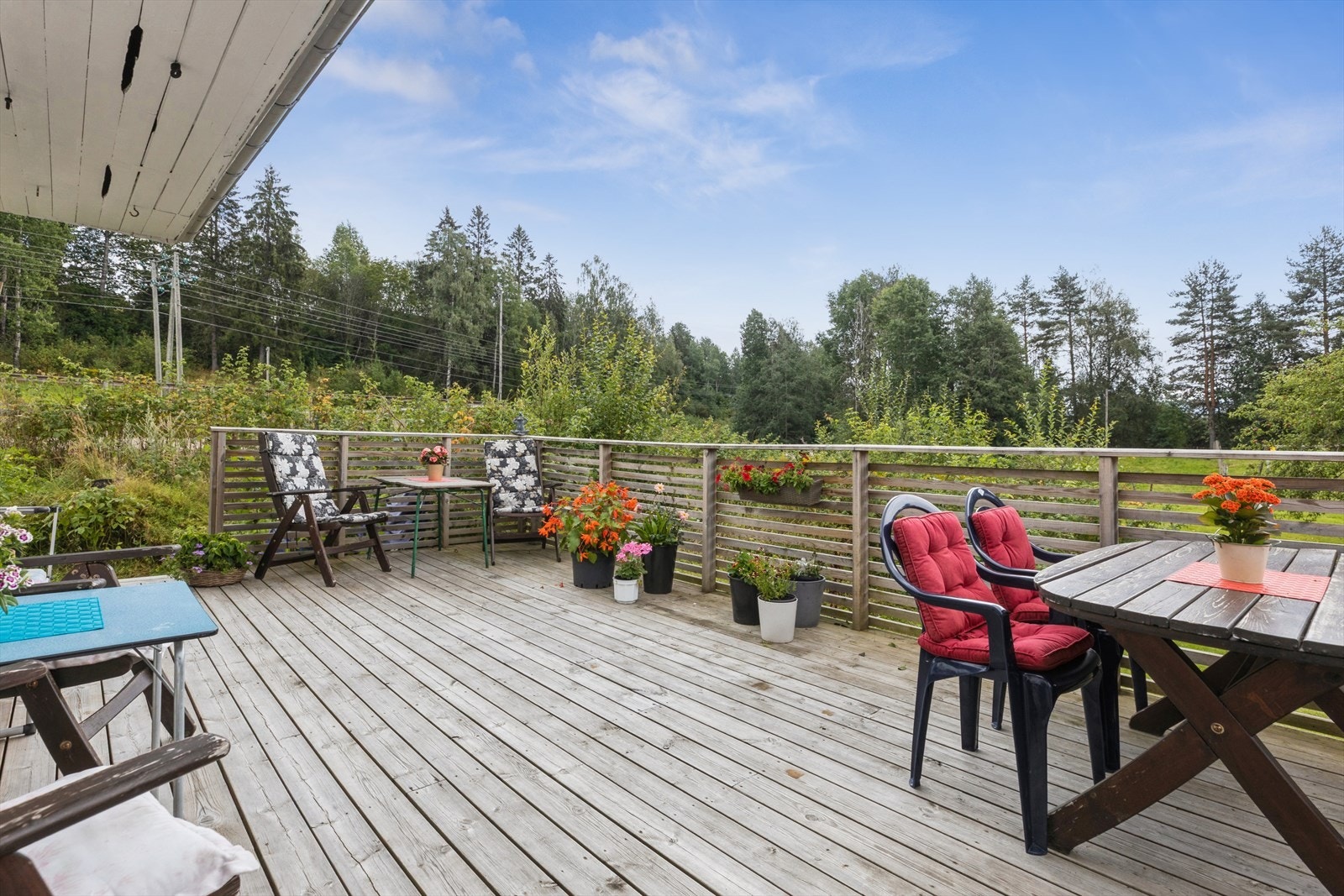 Stor og deilig terrasse hvor man kan nyte solfylte dager. Galleribilde