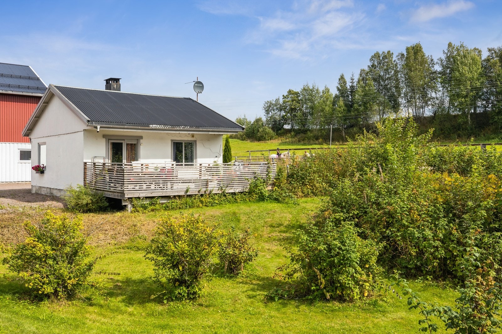 Med to separate bolighus får du fleksibilitet og frihet. Bo i det ene, lei ut det andre - eller bruk begge til storfamilien, ansatte eller gjester. Galleribilde