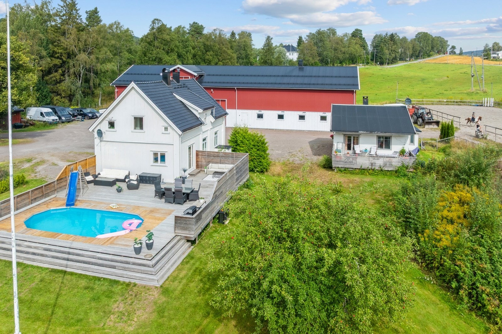 Dette er en eiendom som passer utmerket for deg som driver med hest, husdyr, mekking, utleie etc. Galleribilde