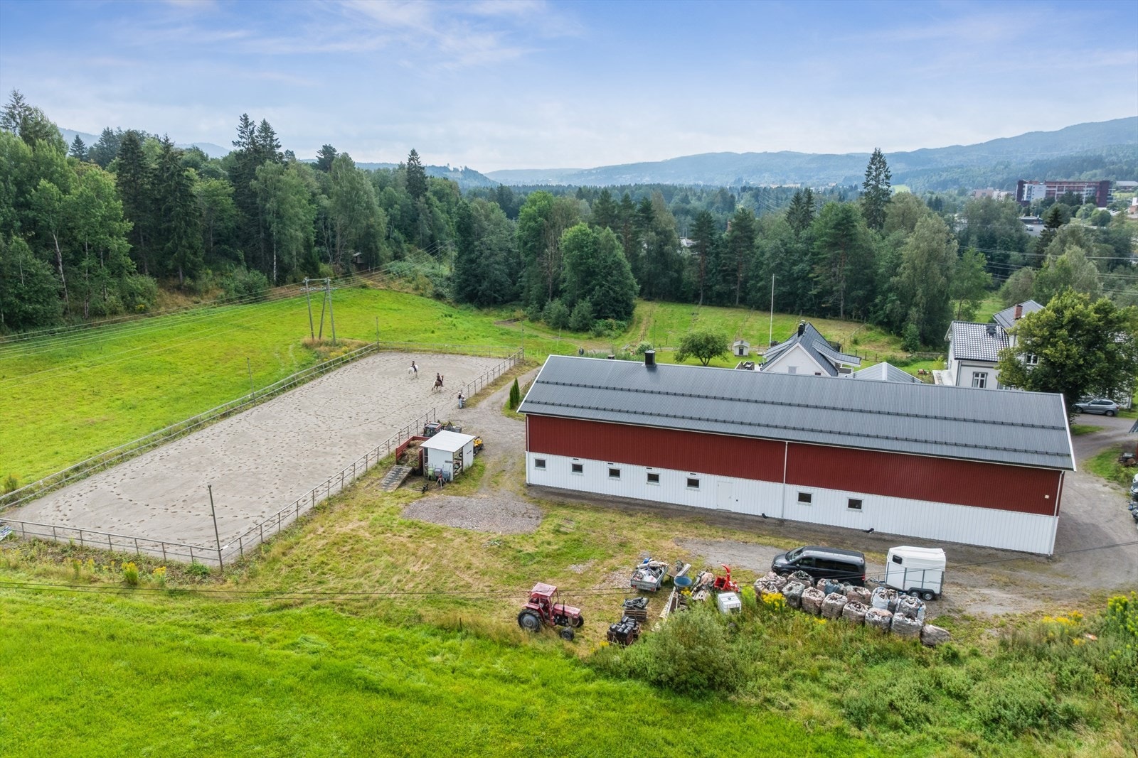 Bak driftsbygningen har det tidligere vært en utestall. Plassen er delvis gruset opp. Her er det fin plass til å sette opp en skjul og hage rundt. Galleribilde
