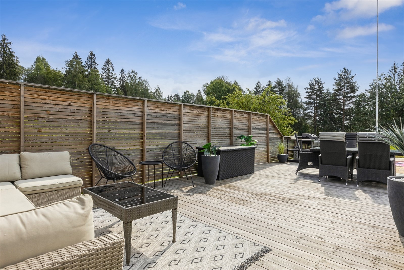 Selv om det ikke er så lang avstand mellom husene, ligger terrassen skjermet til med lite innsyn. Man har fint utsyn mot paddockene. Her har du rikelig med sol fra morgen til kveld. Galleribilde