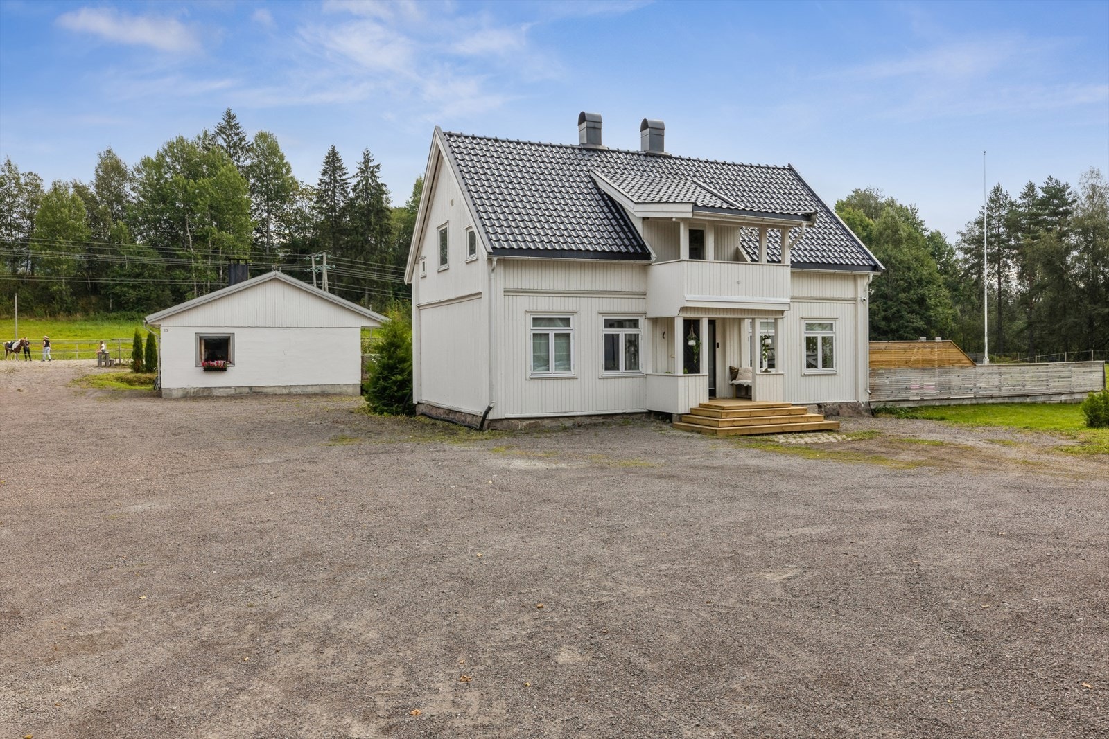 Hovedhuset og kårboligen ligger i tilknytning til hverandre, men samtidig så ligger terrassene skjermet til på begge husene. Galleribilde
