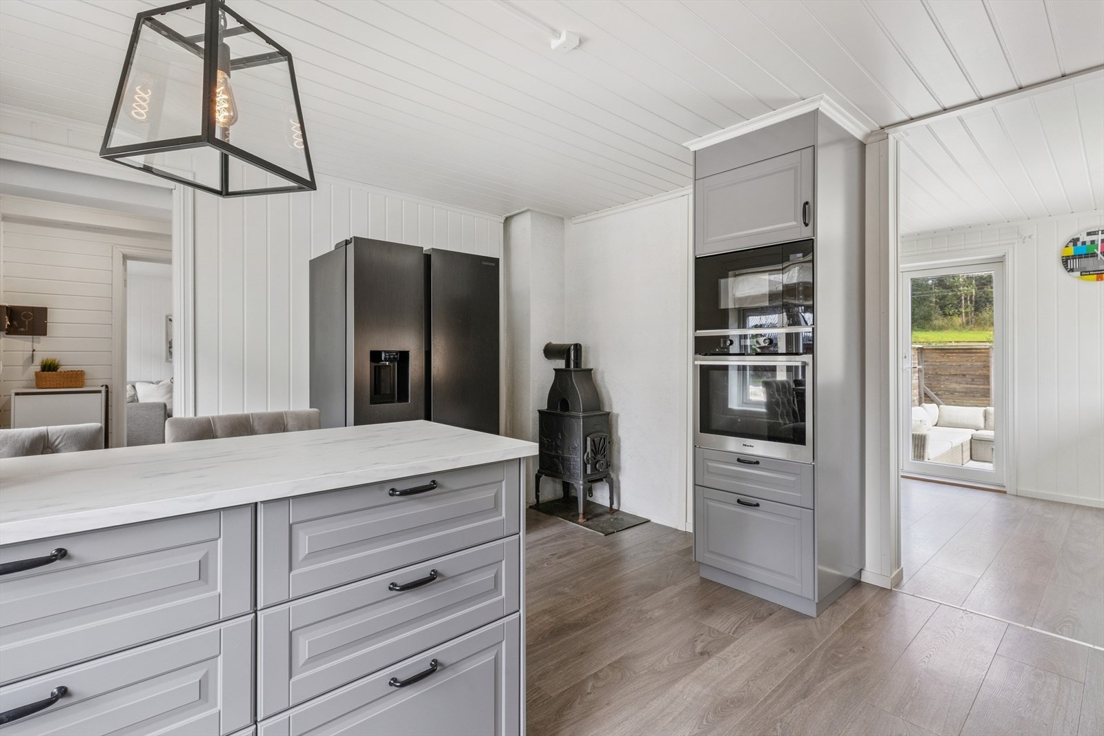 Lyse overflater gir rommet en luftig og innbydende atmosfære. Alle hvitevarer medfølger, bortsett fra kjøleskapet. Galleribilde