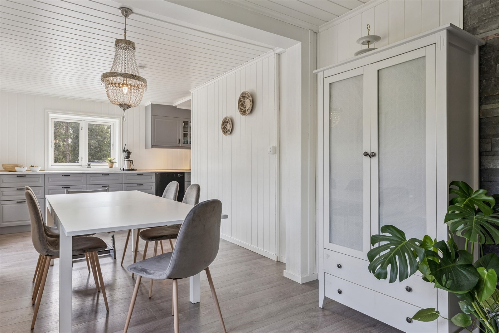 Dette er et kjøkken som kombinerer estetikk og funksjon, ideelt for både hverdagsliv og gjestfrihet. Galleribilde