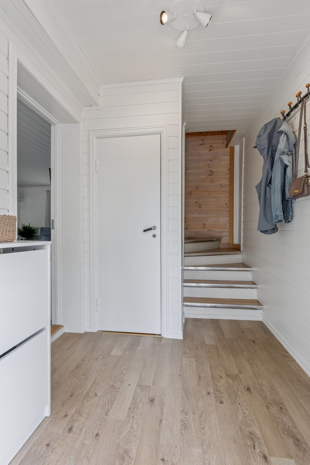 I gangen er det plass til å henge i fra seg ytterklærne. Galleribilde