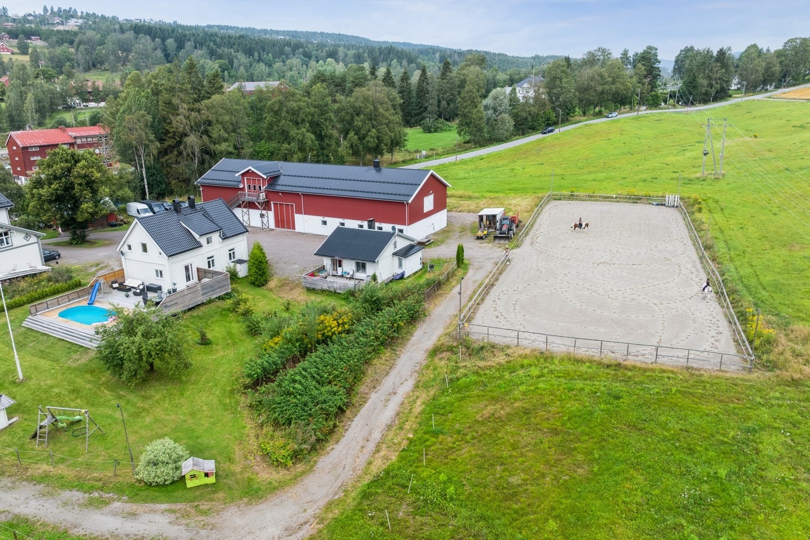 Kombiner landlig idyll med gode leieinntekter. Velkommen til Gamleveien 11 og 13. En spennende eiendom, beliggende i hjertet av Nittedal. Galleribilde