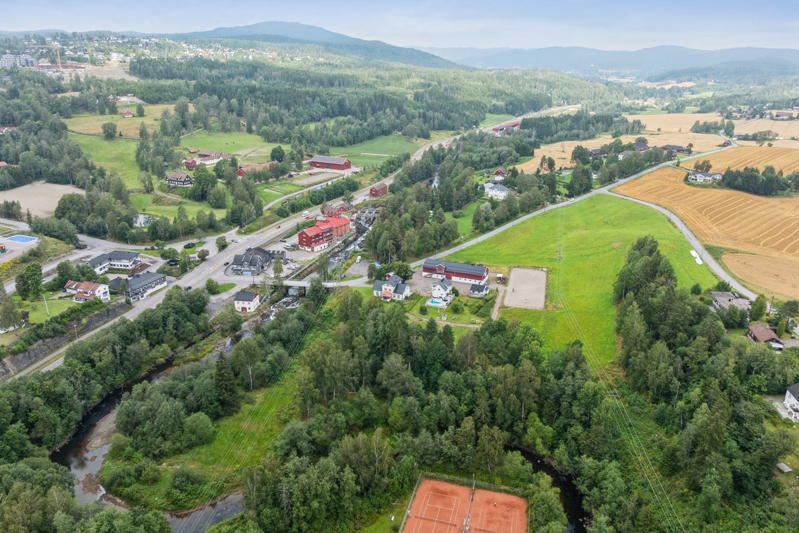 Eiendommen ligger sentralt til med kort gangavstand til bla. skoler på alle trinn, buss, tog, Mosenteret med diverse butikker/forretninger samt marka. Galleribilde