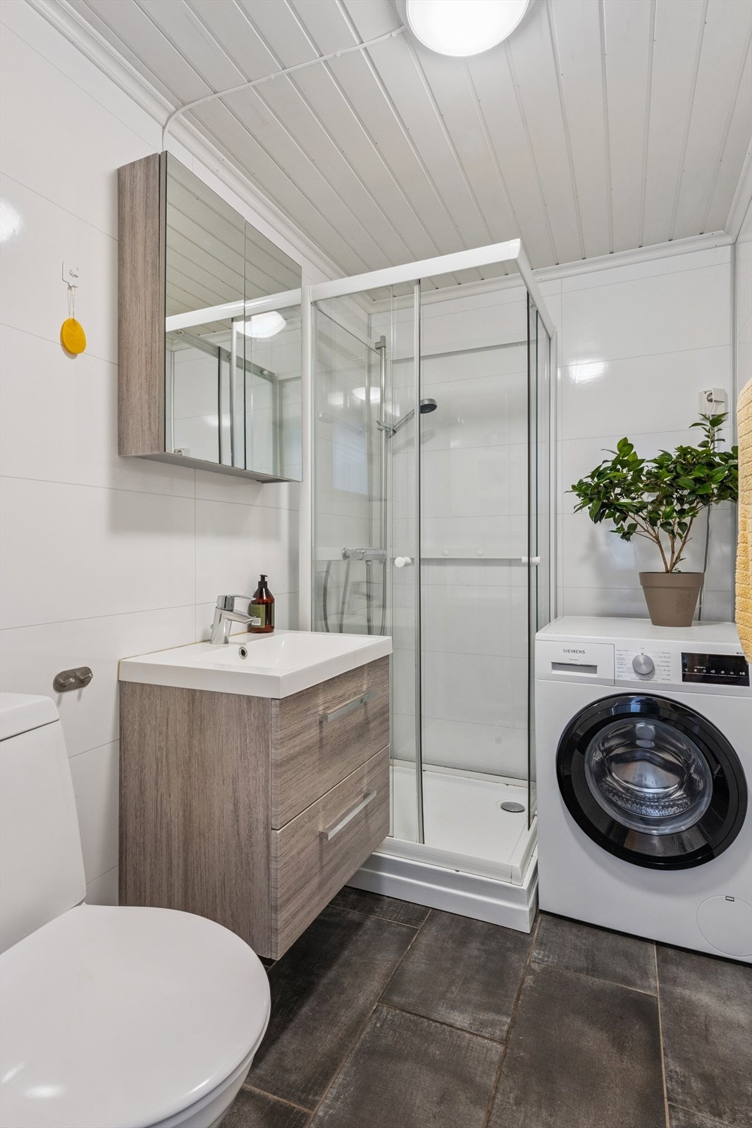 Badet ble pusset opp i 2017 og har opplegg for vaskemaskin. Badet innbyr til en god start på dagen. Galleribilde