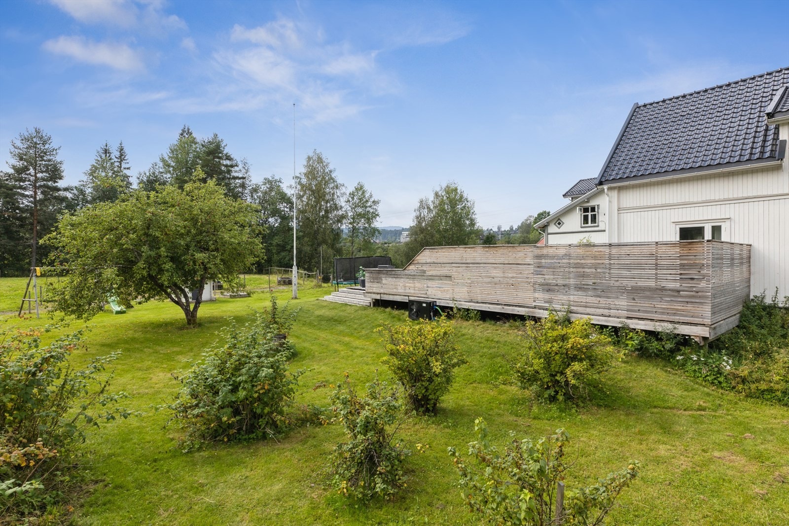 Frodig og pen hage. Har du grønne fingre ligger alt til rette for å lage en grønn oase her ute. Galleribilde