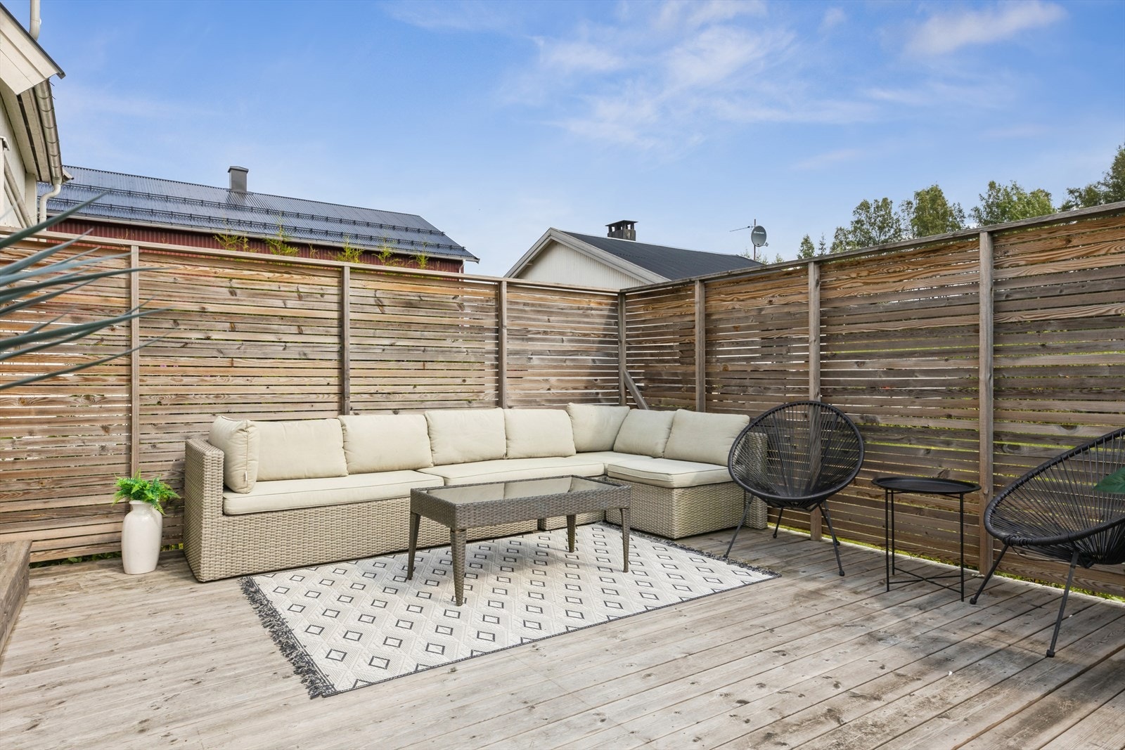 Terrassen er stor, på 142 kvm. Her kan du virkelig boltre deg. Galleribilde