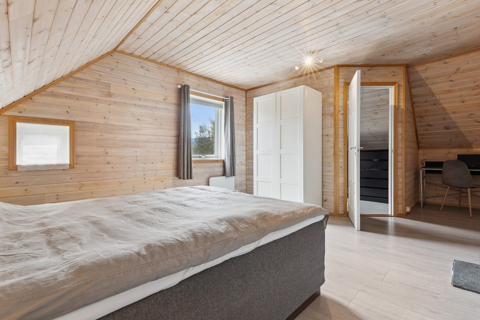 Hovedsoverommet har en god størrelse og direkte inngang til et eget garderoberom. Galleribilde