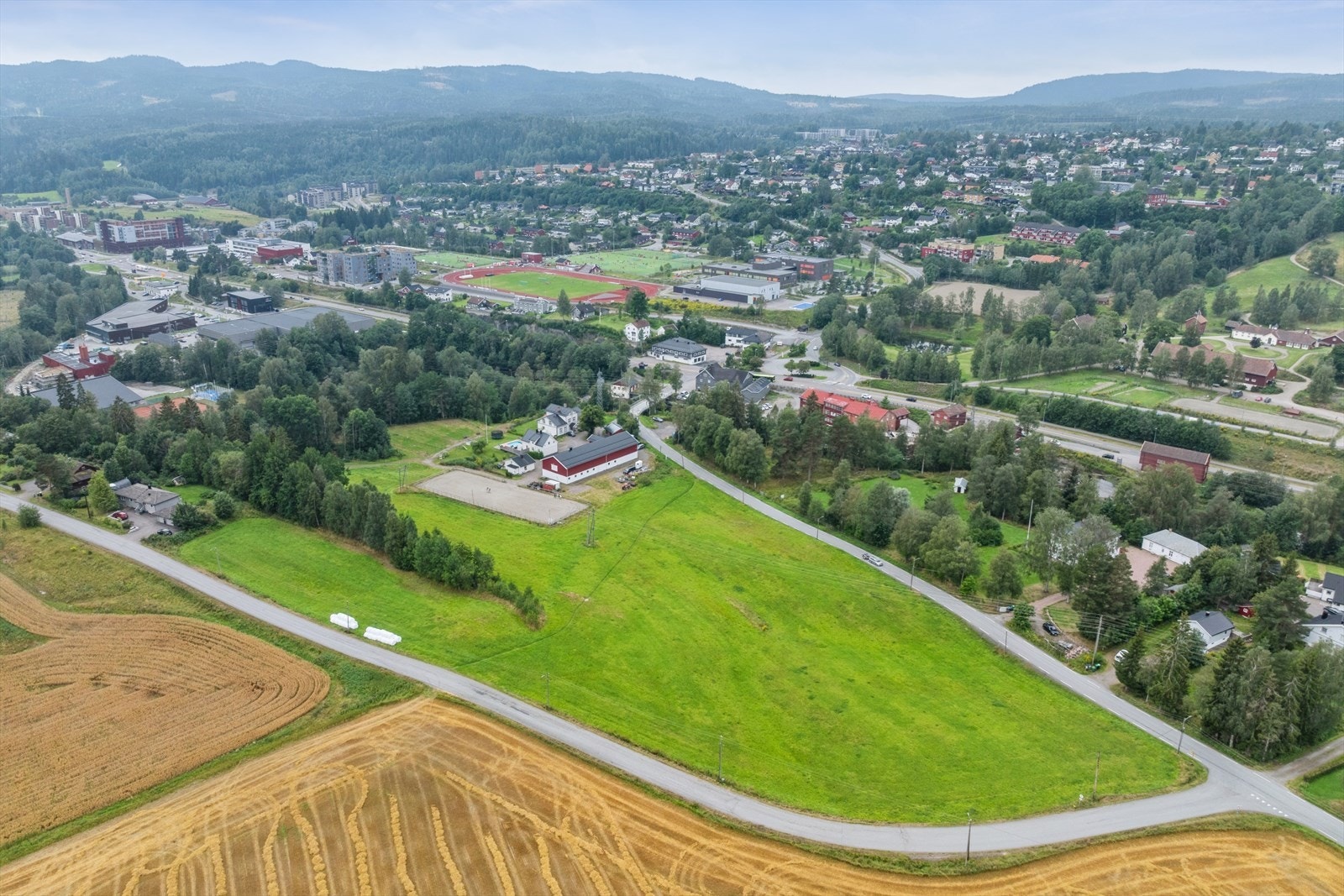 Tomten er på 51.314 kvm og egner seg ypperlig for det som ønsker å holde på med hest. Man eier hele jordet du ser på bildet samt mye av skogen som strekker seg ned mot elva. Galleribilde