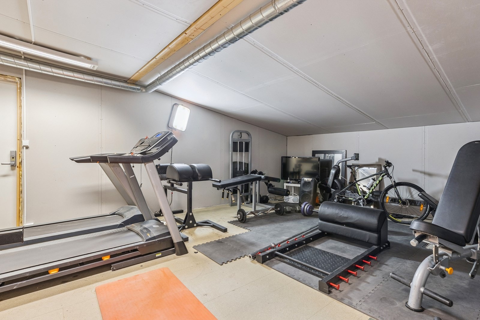 Eget treningsrom som har vært flittig brukt. Rommet ligger mellom lageret og høyloftet. Med inngang fra dette rommet har man en stor bod, perfekt til oppbevaring og lagring. Galleribilde