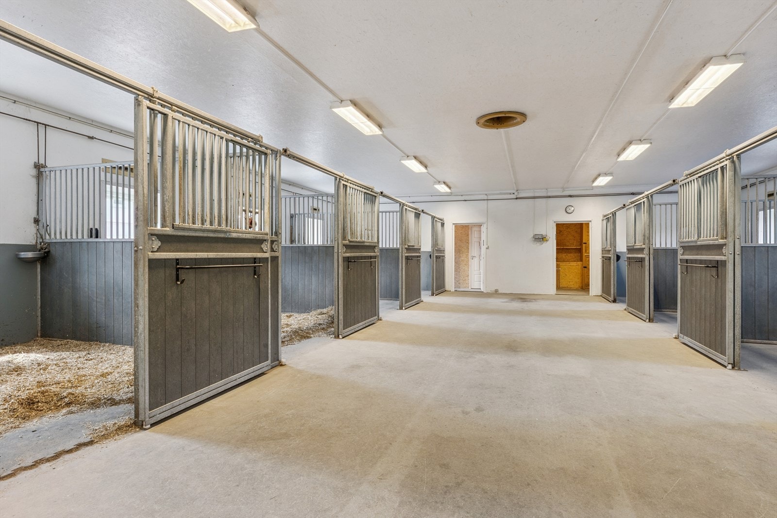Romslig, nybygd stall i 2016 med 8 romslige bokser. Galleribilde