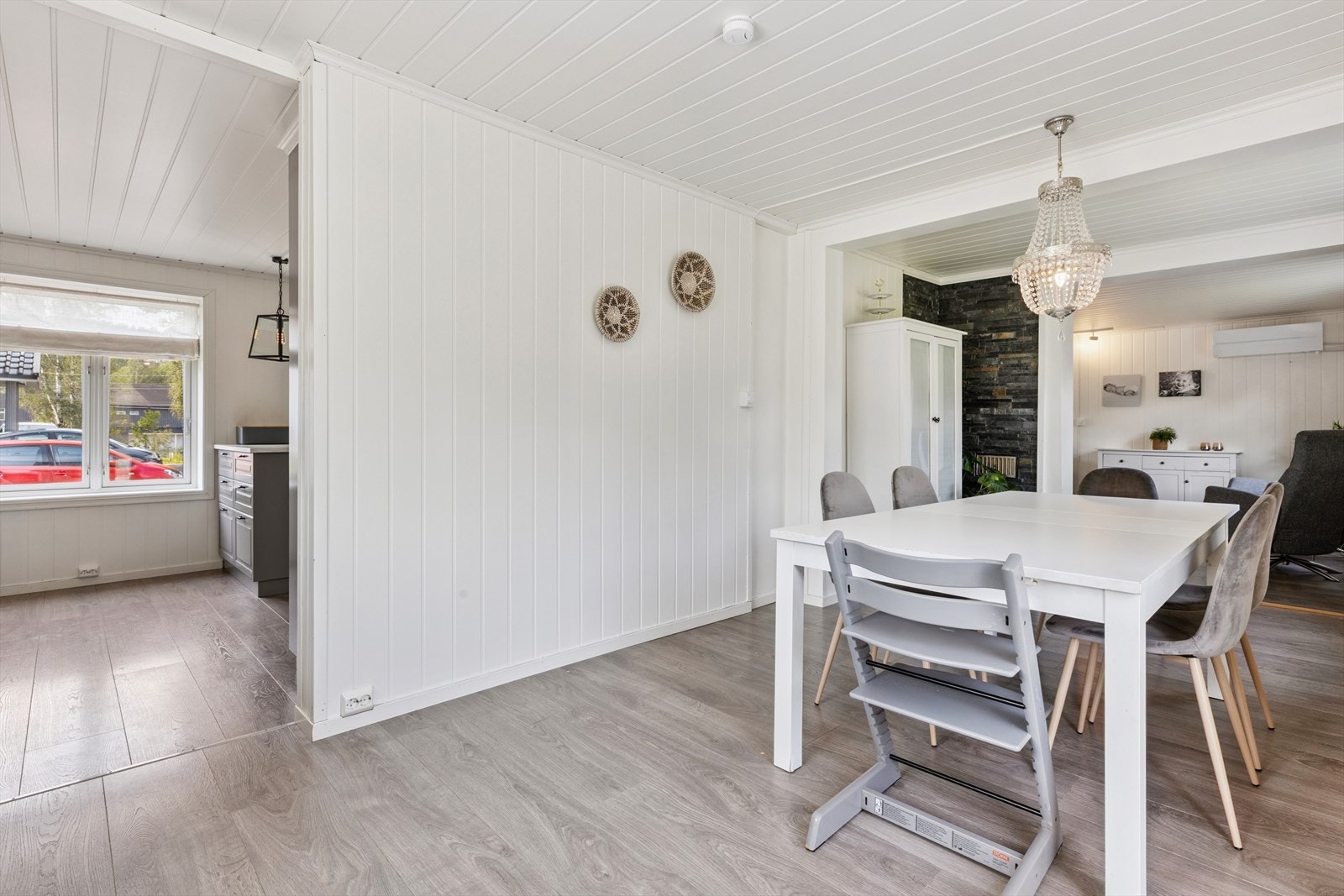 Den herskapelige, grå innredningen gir kjøkkenet et elegant og tidløst uttrykk, perfekt balansert med lyse overflater som åpner rommet. Galleribilde