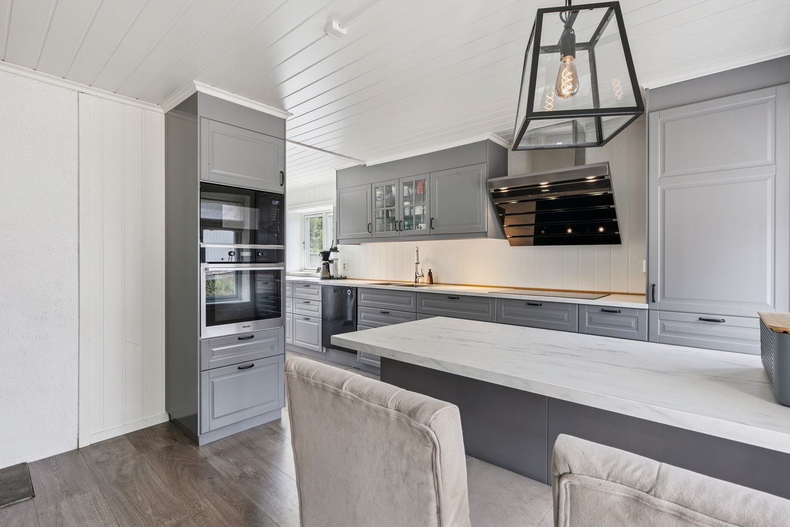 Over koketoppen har man en lekker fritthengende Miele ventilator med utkast til yttervegg/tak. Galleribilde