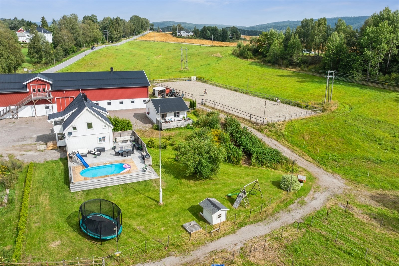 Det er god plass til paddocker samt at man har et stort beite som strekker seg ned til Nitelva. Hele jordet som strekker seg bak ridebanen og opp mot veien/krysset, tilhører denne eiendommen. Galleribilde