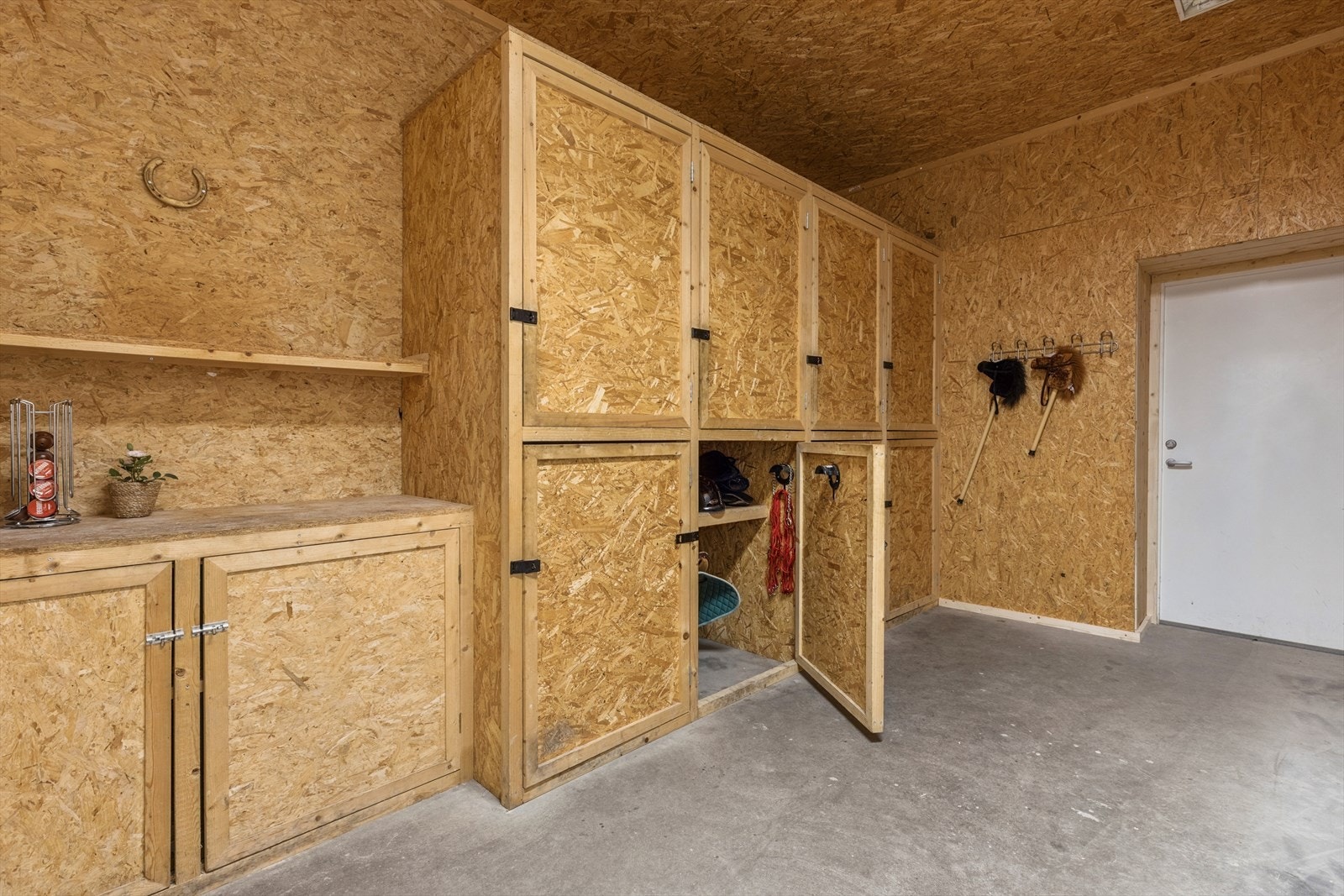 Salrommet har 8 låsbare skap samt annen oppbevaring. Her har hver boks sitt skap. Det er god plass til å henge hodelagene på motsatt vegg. Galleribilde