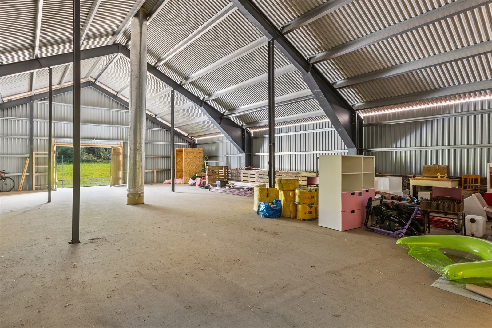 På loftet har man stort lagringsrom, både til høy, kraftfor utstyr etc. Det er luke i taket som gjør at du kan kaste høyet herifra og rett ned i stallen. Galleribilde