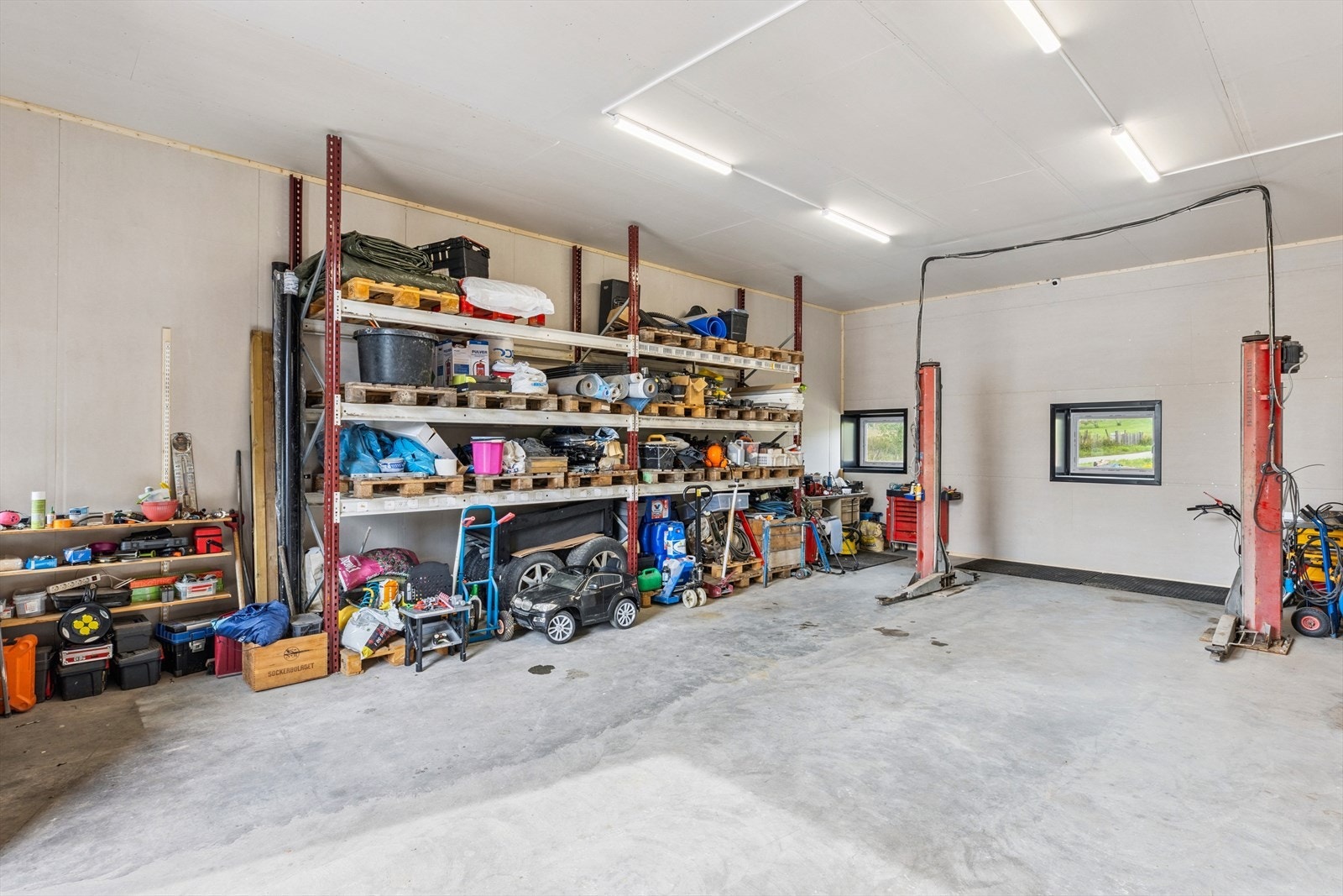 To store garasjer/lagerrom. Den ene er egentlig beregnet til tørking av høy. I denne garasjen er det etablert gode hyller, samt montert en løftebukk. Så for deg som er interessert i biler, mekking etc er dette perfekte rom til dette. Galleribilde