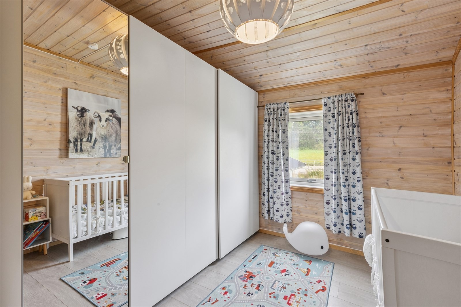 Soverom 2 er et perfekt barnerom. Flere av rommene her oppe har hvitkalket panel som enkelt kan endres til den fargen man ønsker. Galleribilde