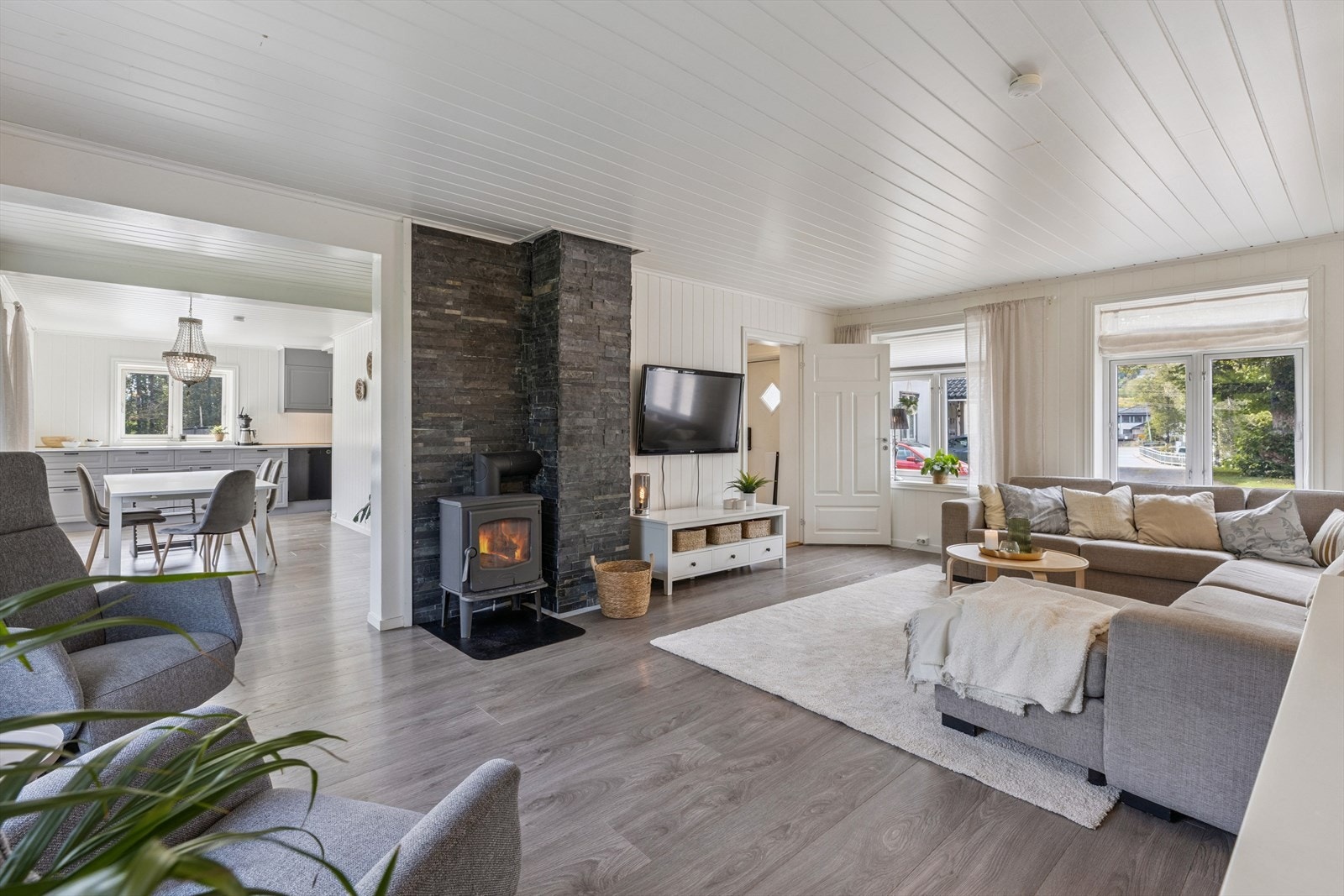 Luftig og hyggelig stue som er pusset opp i nyere tid. Galleribilde