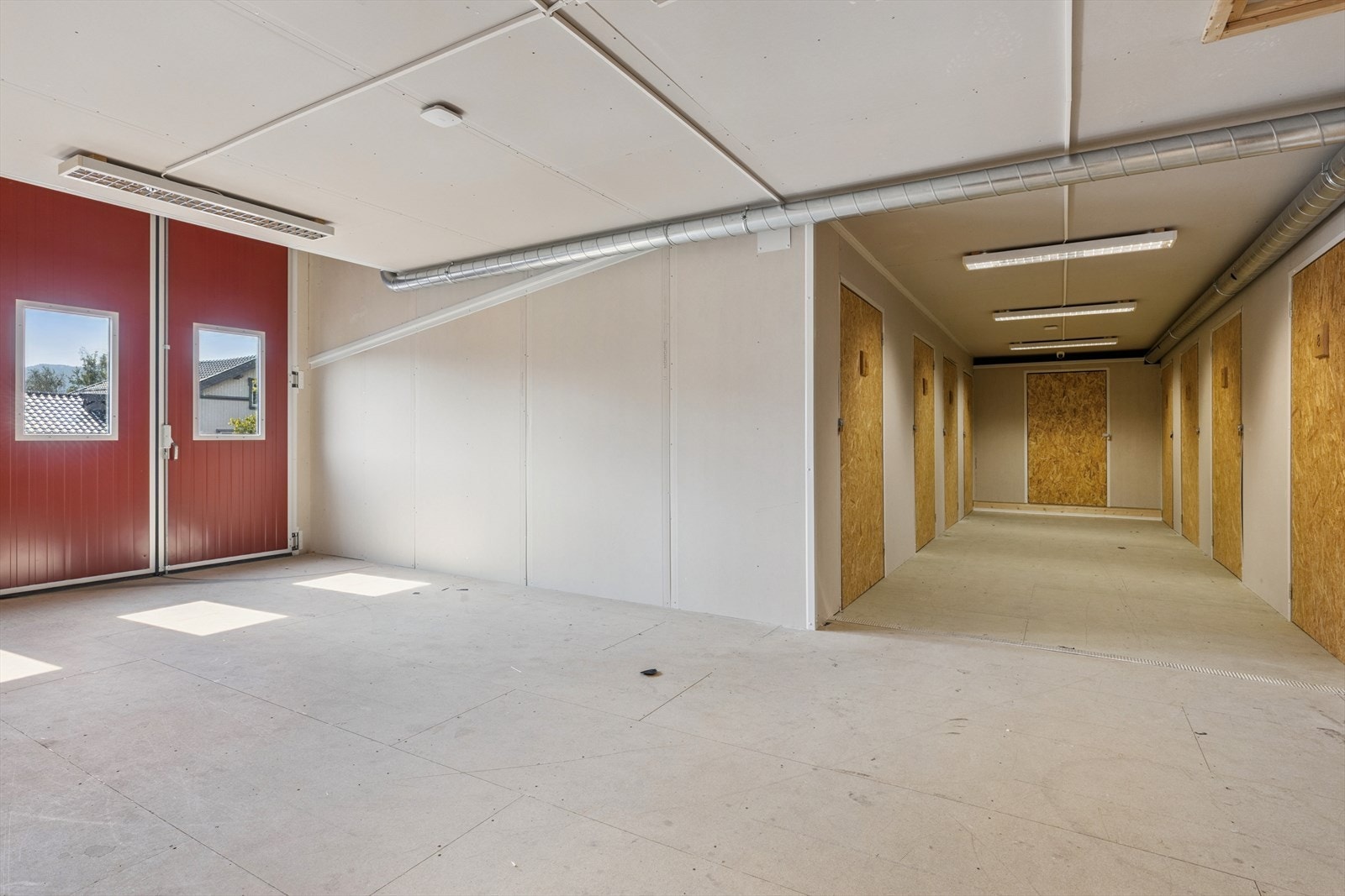 Fra utvendig trapp kommer man opp til et lager bestående av 10 lagerrom. Disse leies i dag ut og gir deg ekstra inntekt hver måned. I dette rommet er det montert en varmepumpe. Galleribilde