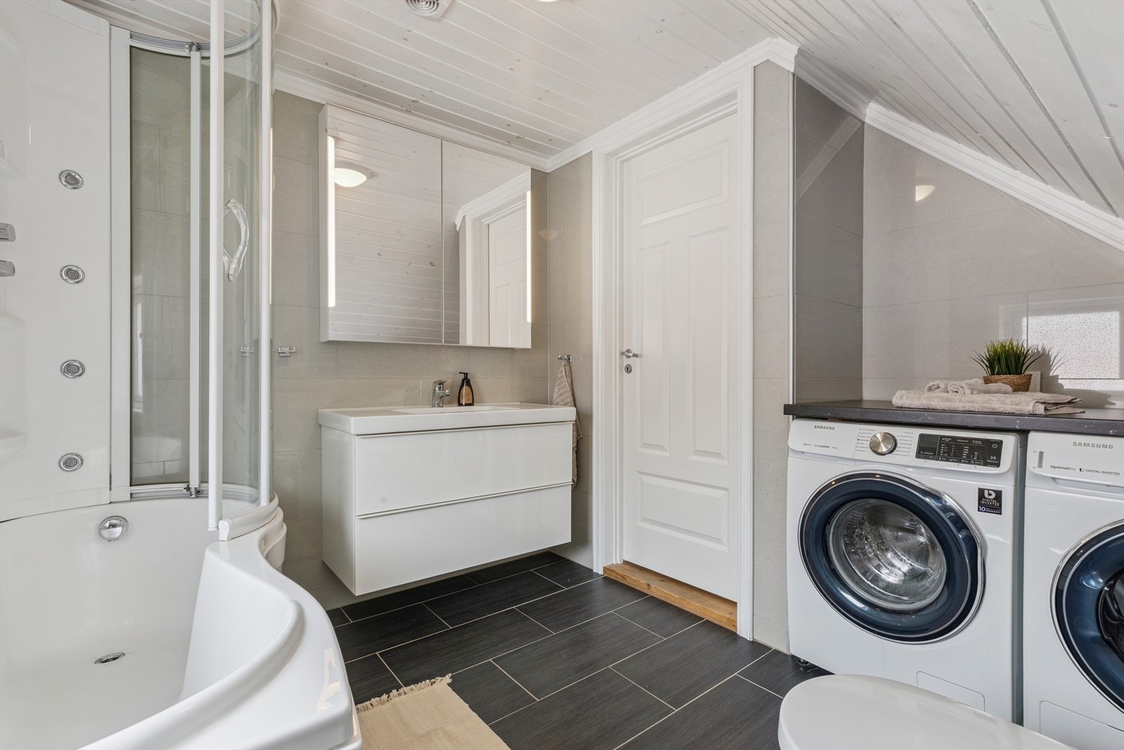 Badet ble pusset opp i 2015 og har en fin utforming. Opplegg for vask og tørk med en praktisk benkeplate. Galleribilde