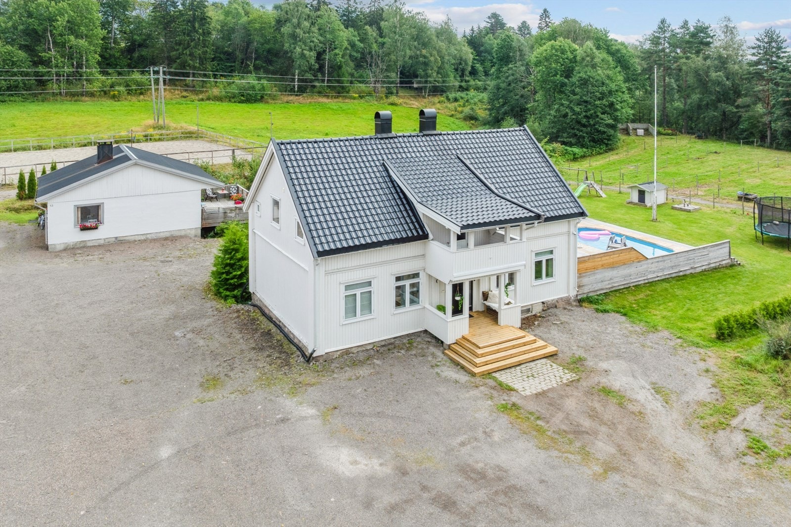 Hovedhuset er opprinnelig fra 1930 men er oppgradert både utvendig og innvendig i flere omganger og senest i nyere tid. Galleribilde