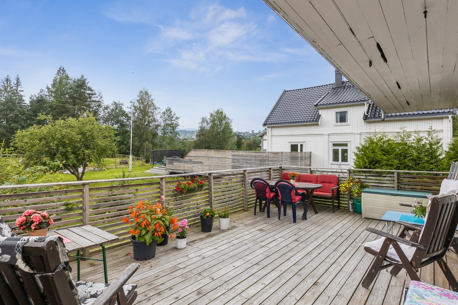 Terrassene ligger skjermet for innsyn. Hagen er pent opparbeidet med frukttrær, flaggstang, busker og diverse beplantning. Galleribilde