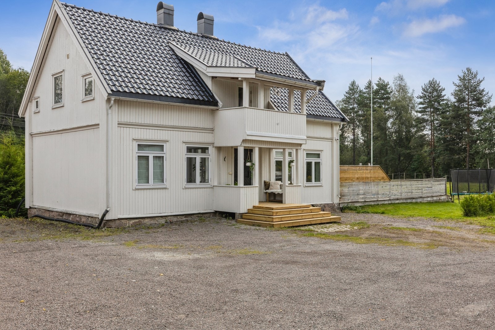 Hovedhuset har det en familie har behov for og en standard hvor du kan flytte rett inn. Galleribilde