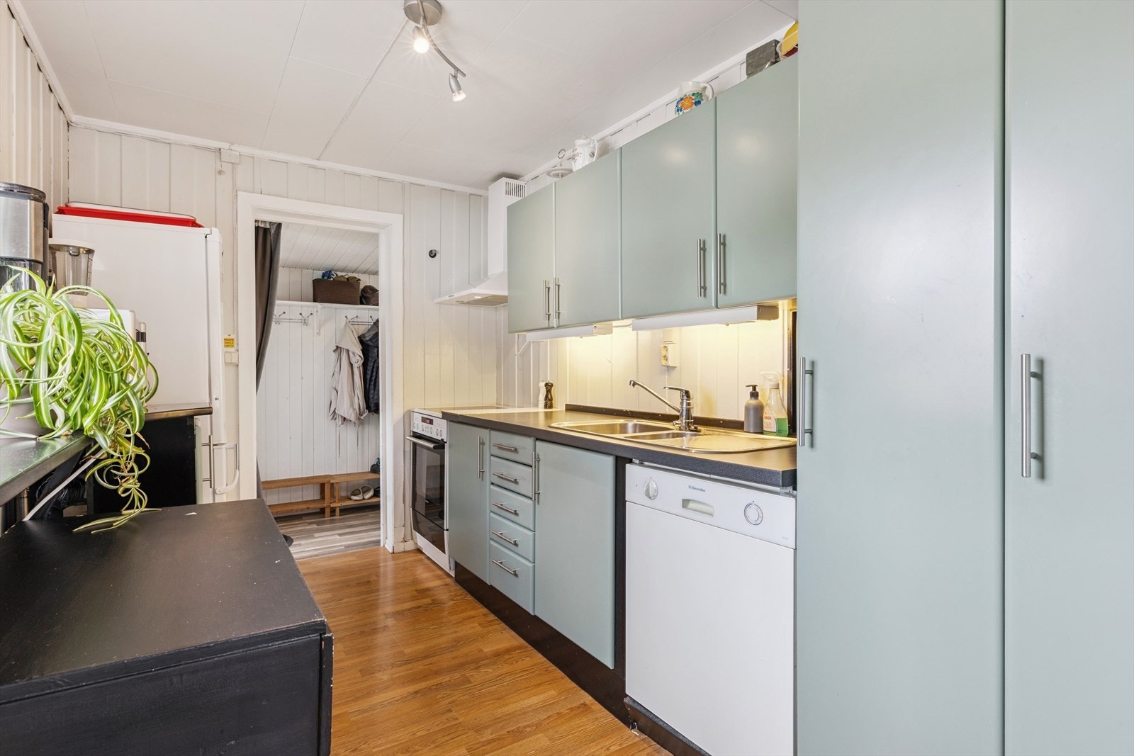 Kjøkken med slette flater. Frittstående hvitevarer følger ikke med i handelen. Galleribilde