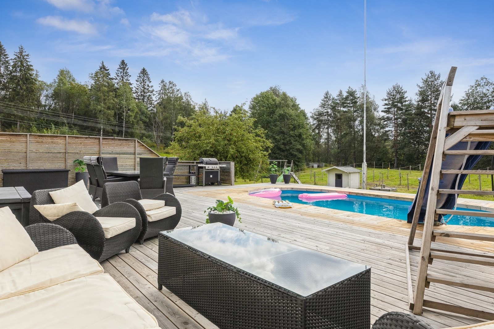 Deilig basseng som spesielt de små vil storekose seg med. Galleribilde