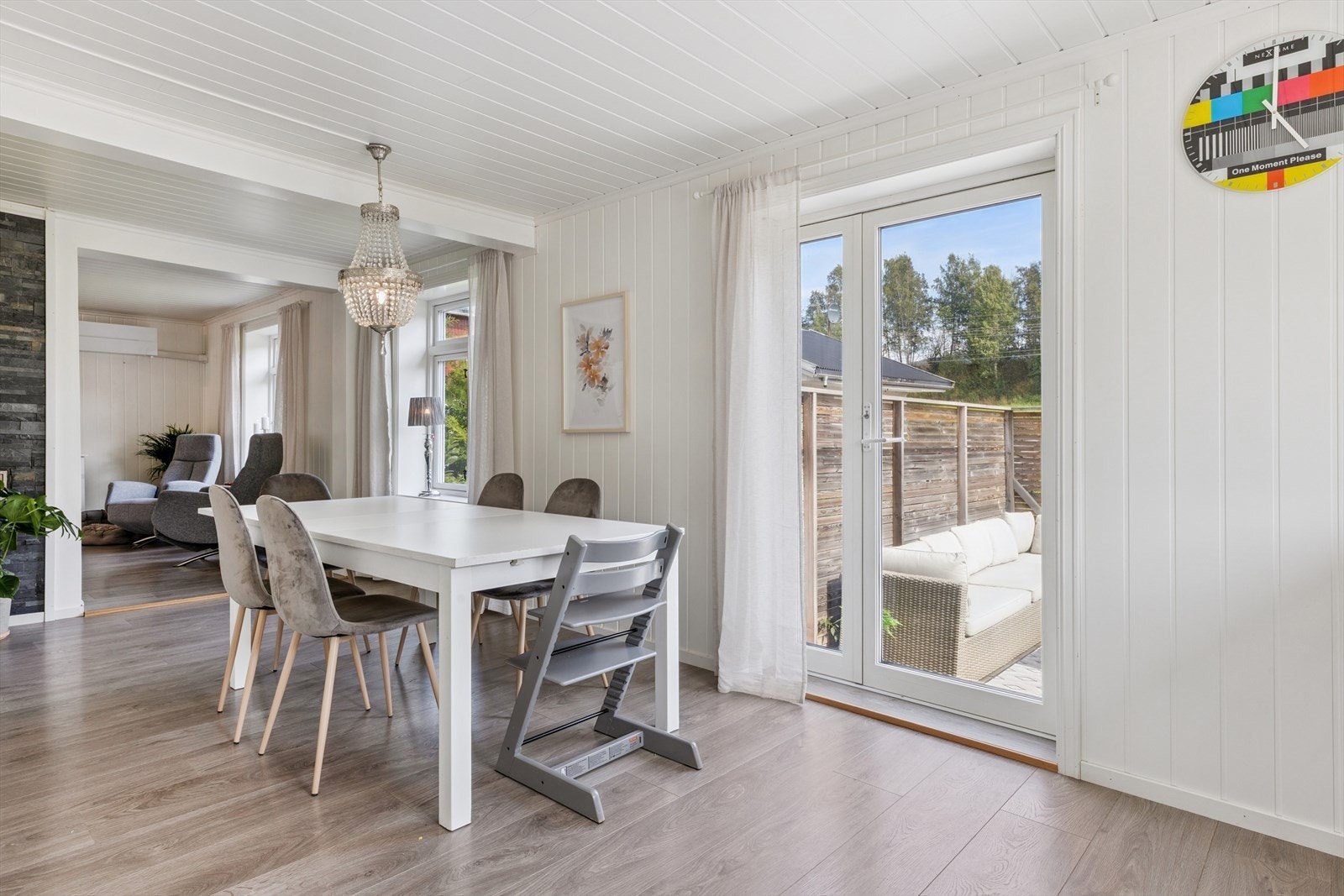 Store deler av huset er pusset opp fra 2015-2019 og man kan flytte rett inn. Her er det god plass til å dekke langbord. Galleribilde