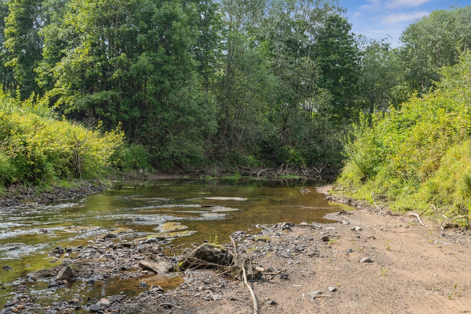 Nitelva strekker seg fra nord til sør. Det er flere som både fisker og padler i elva. Beite strekker seg helt ned hitt. Galleribilde