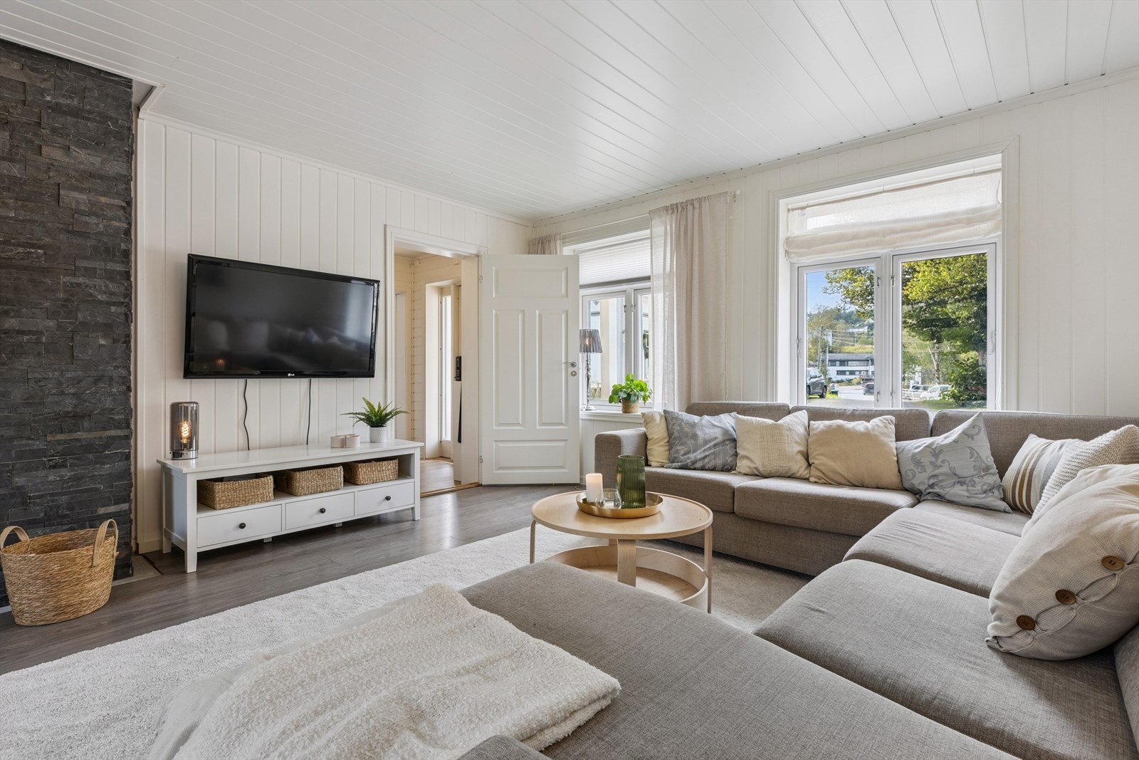 Vinduene i hovedhuset ble byttet i perioden 2015-2019. Man har valgt å beholde den klassiske stilen. Galleribilde