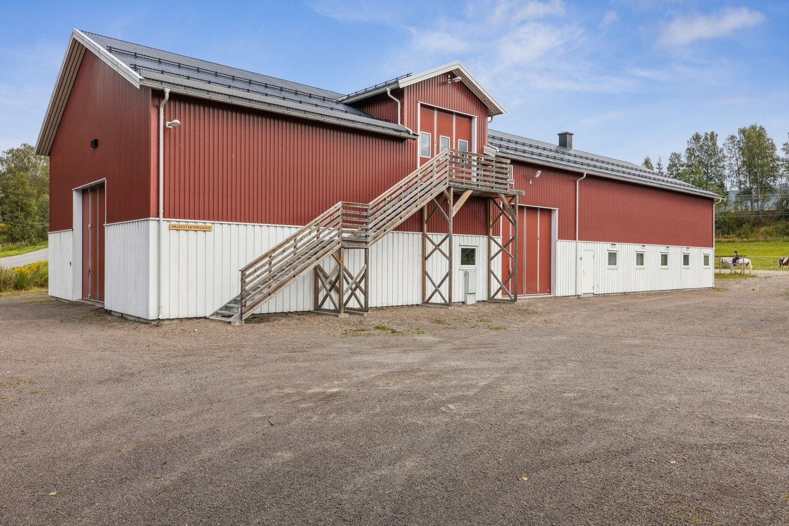 Driftsbygningen ble satt opp i 2016. Høyre del består av stall og venstre del av to store garasjer/lagerrom. Over delen til venstre har man et lager med 10 boder som i dag leies ut. Galleribilde