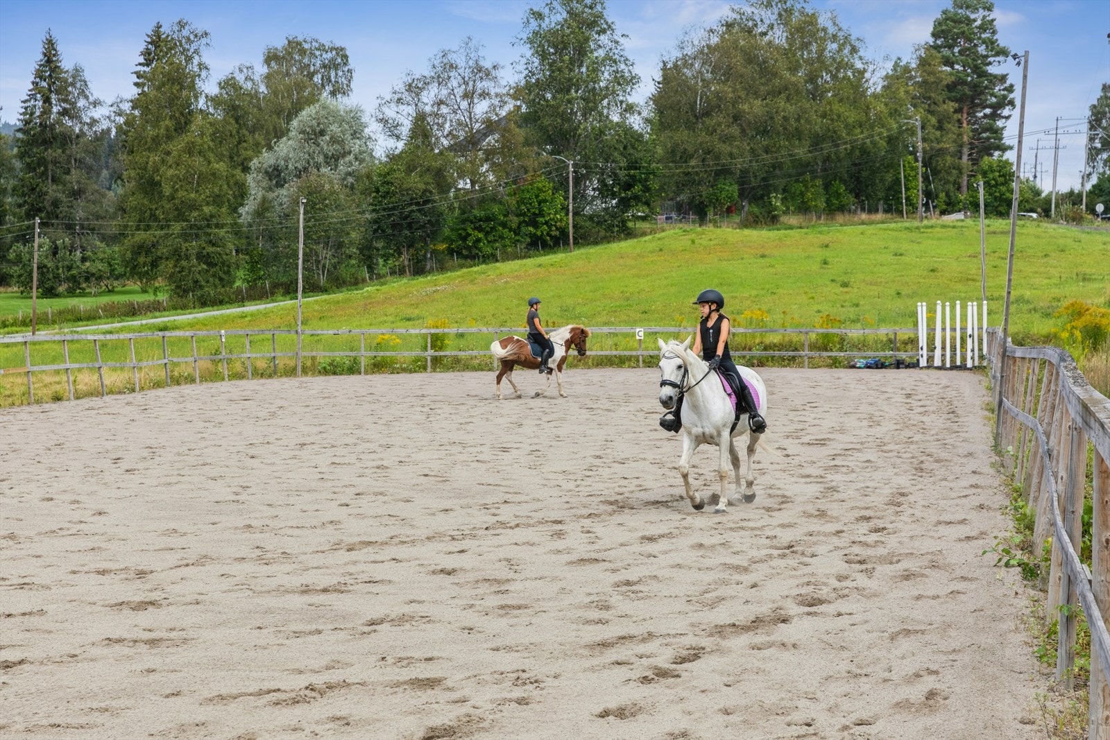 Ridehallen har belysning, noe mange er opptatt av. Galleribilde