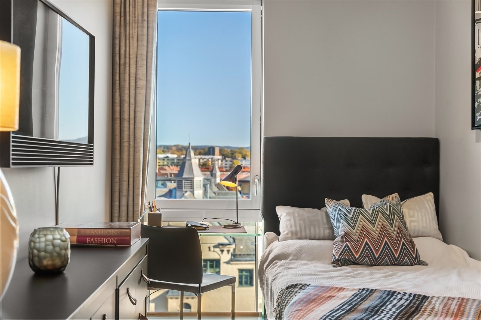 Soverommet oppleves lyst og behagelig med godt lysinnslipp. Galleribilde