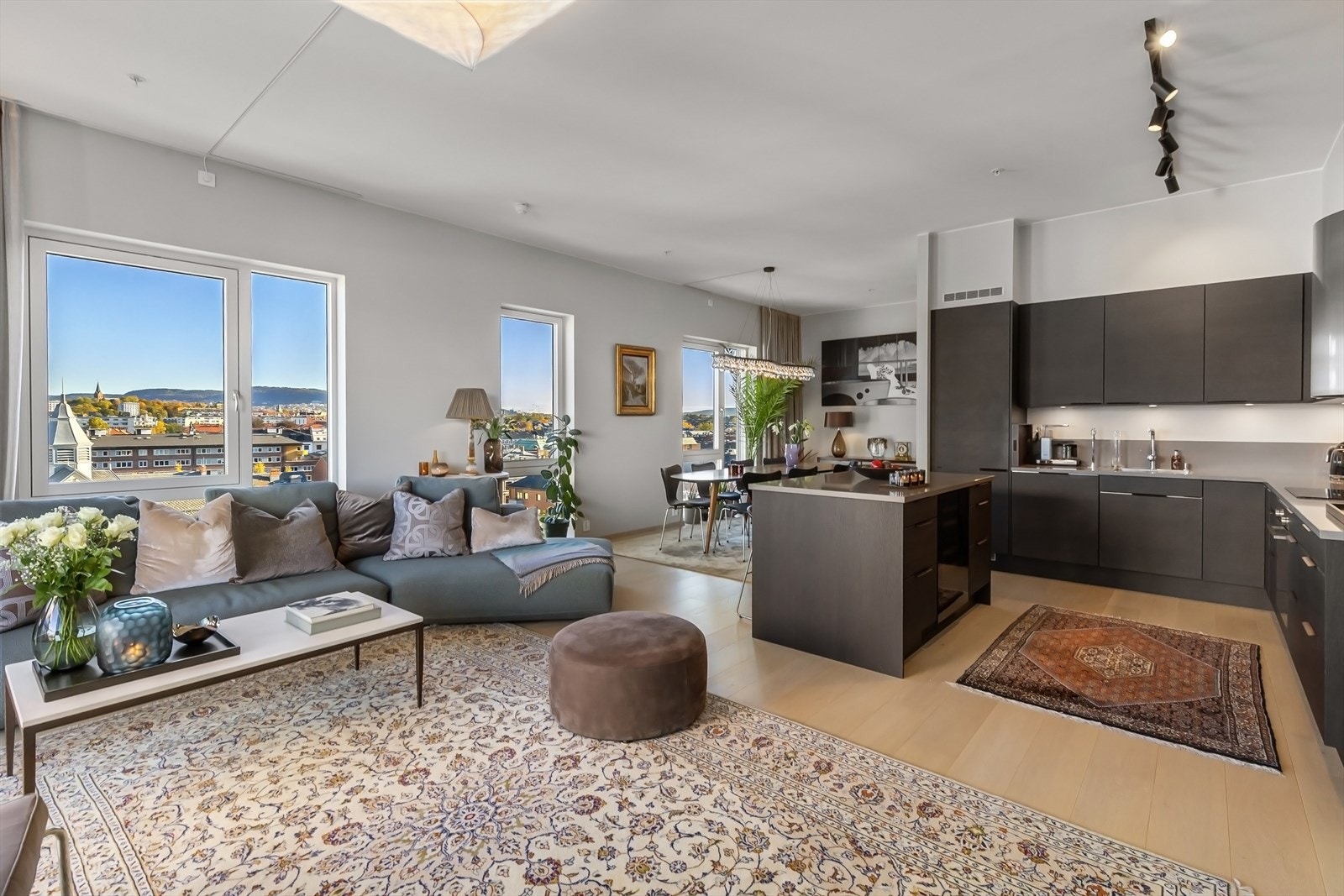 En svært tiltalende 4-roms endeleilighet i 10. etasje med attraktiv beliggenhet inn mot fonteneplassen. Galleribilde