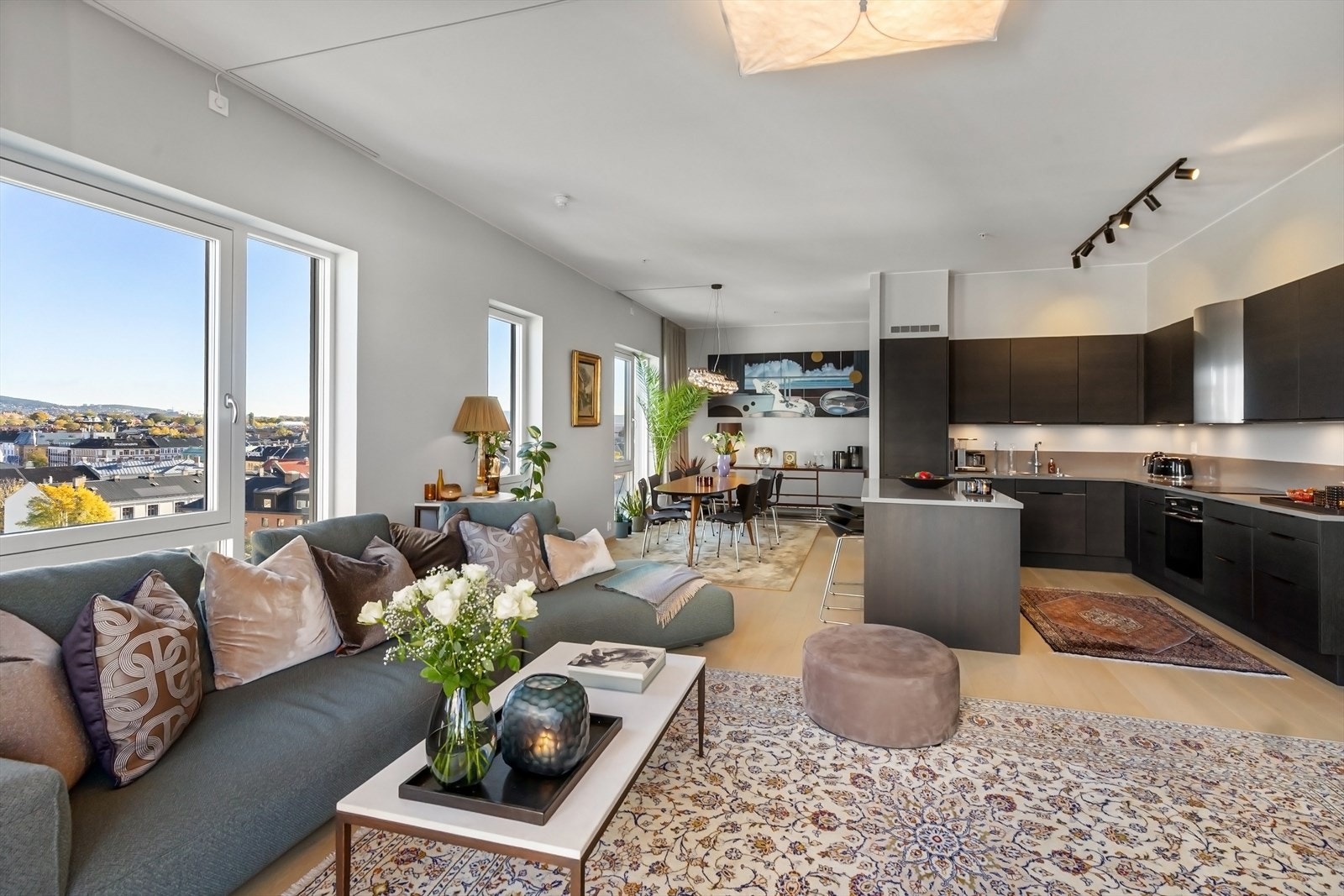 Stuen og kjøkkenet har en god takhøyde på 2,96 m. Galleribilde