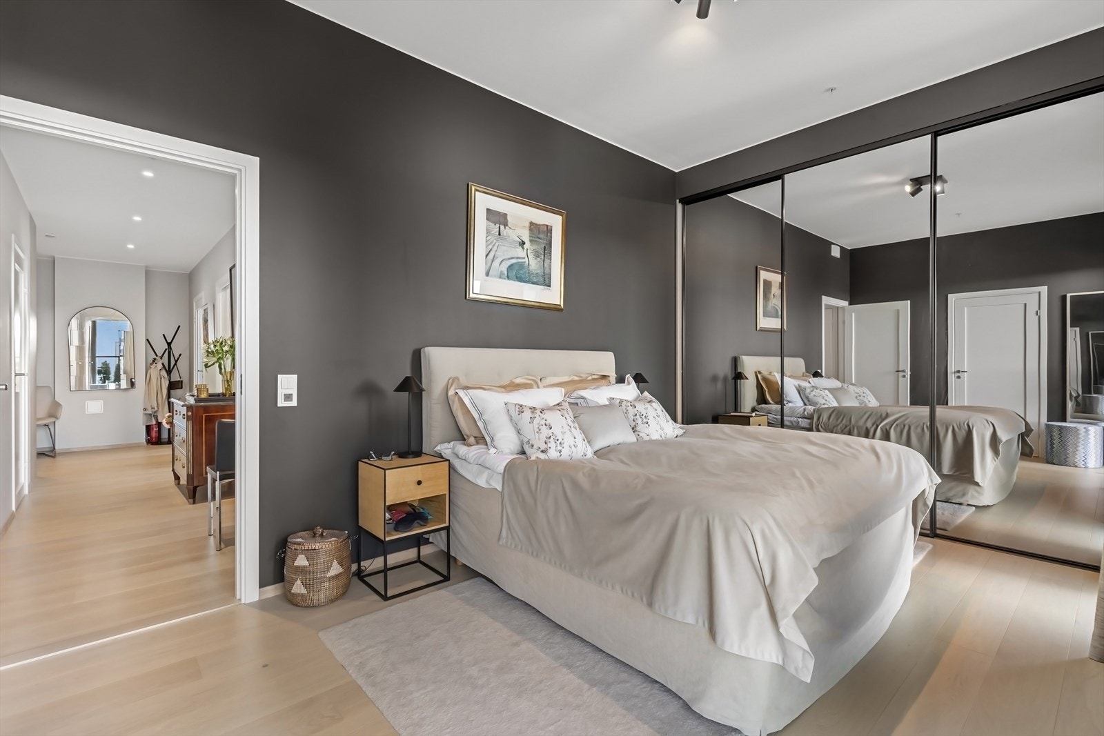 Romslig hovedsoverom med skyvedørsgarderobe. Galleribilde