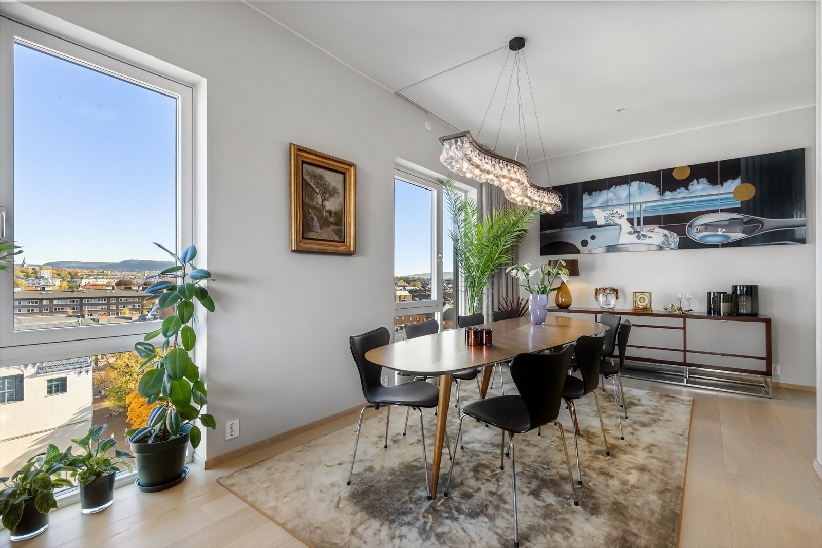 God plass til stort spisebord. Galleribilde