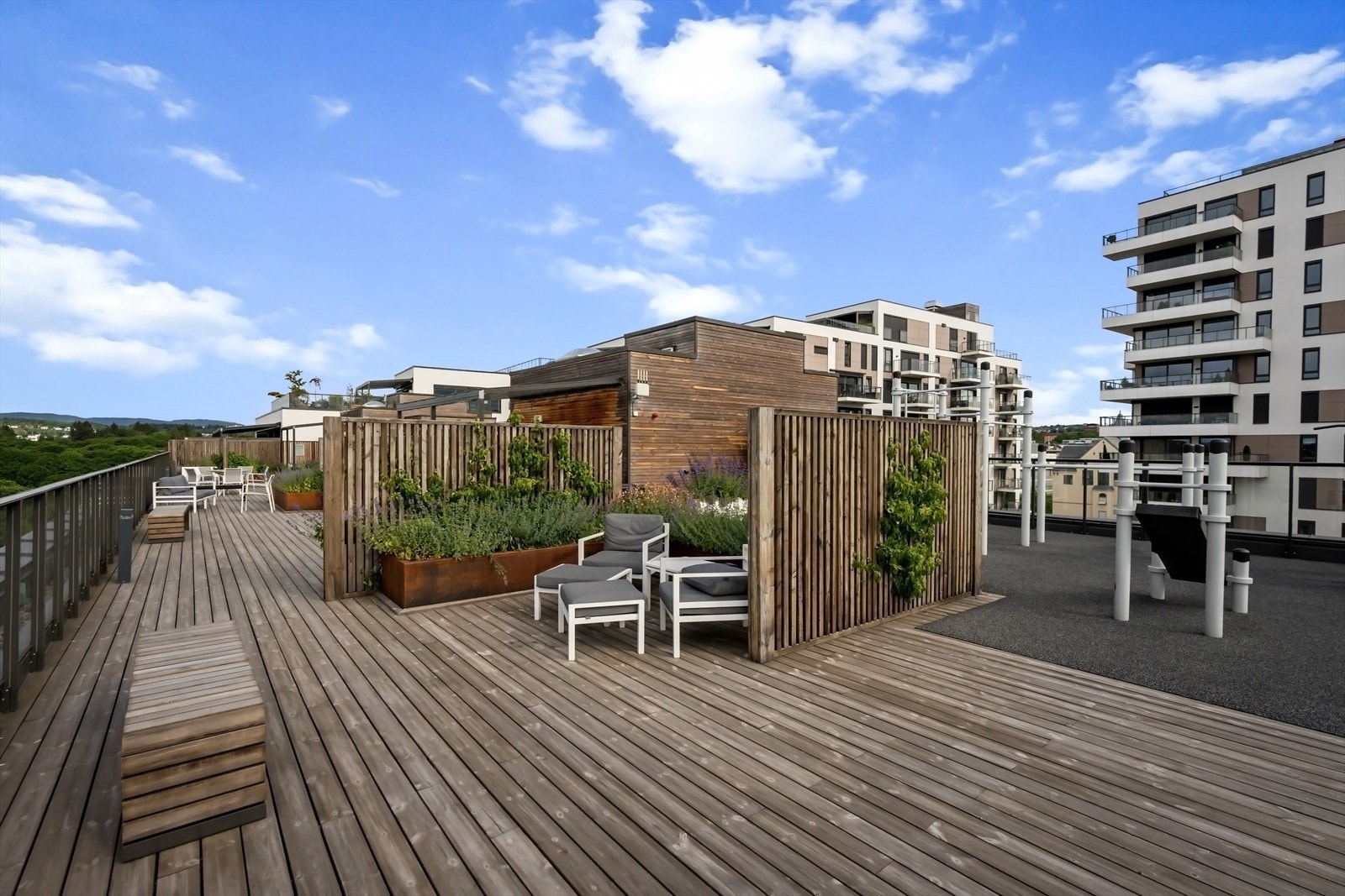 Takterrassen er romslig og solrik - perfekt for avslapning og sosiale sammenkomster. Galleribilde