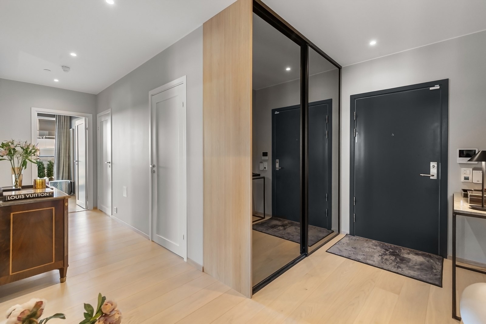 Romslig entré med skyvedørsgarderobe. Galleribilde