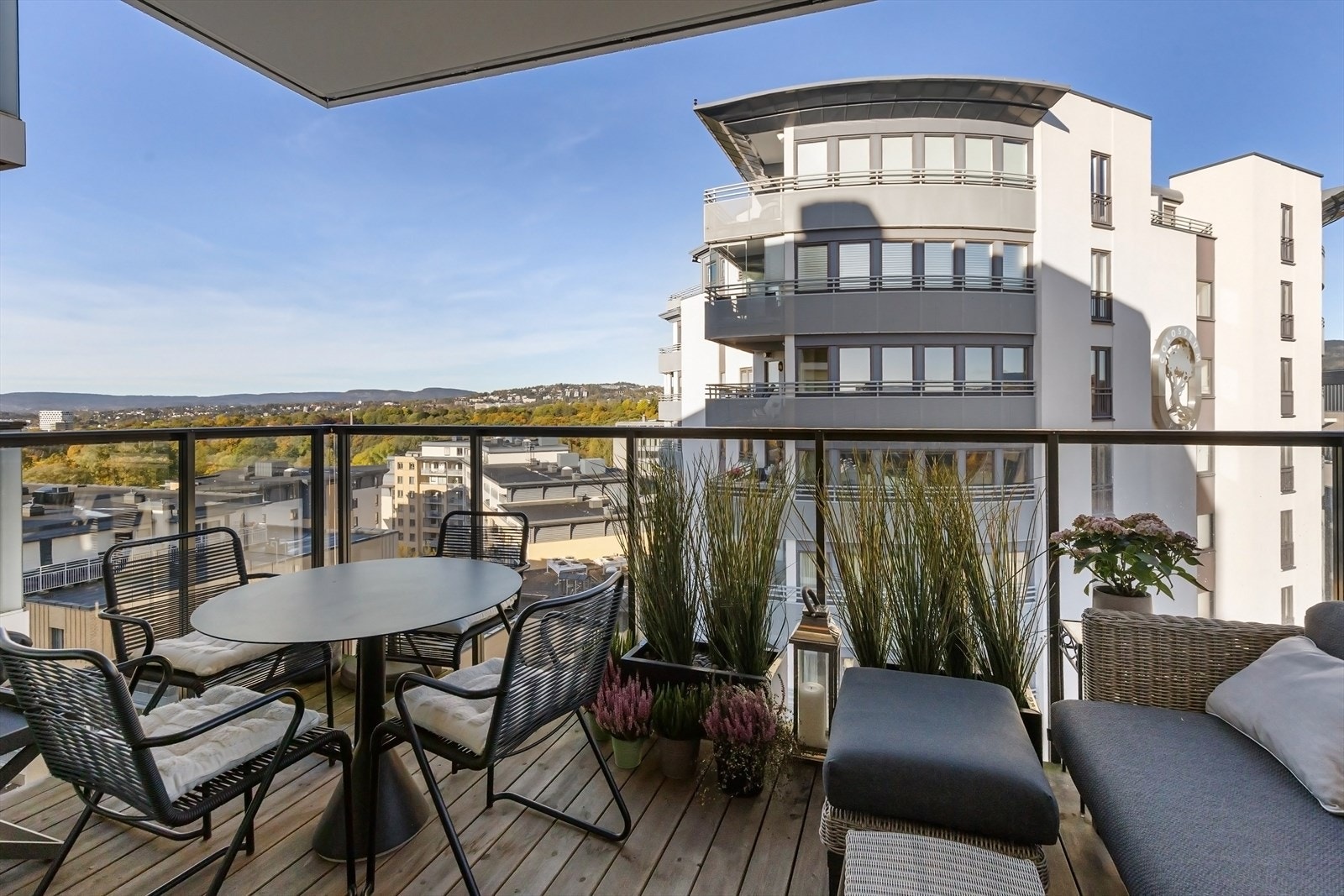 Fra stuen er det utgang til balkong på ca. 9 kvm med ettermiddag- og kveldssol. Galleribilde