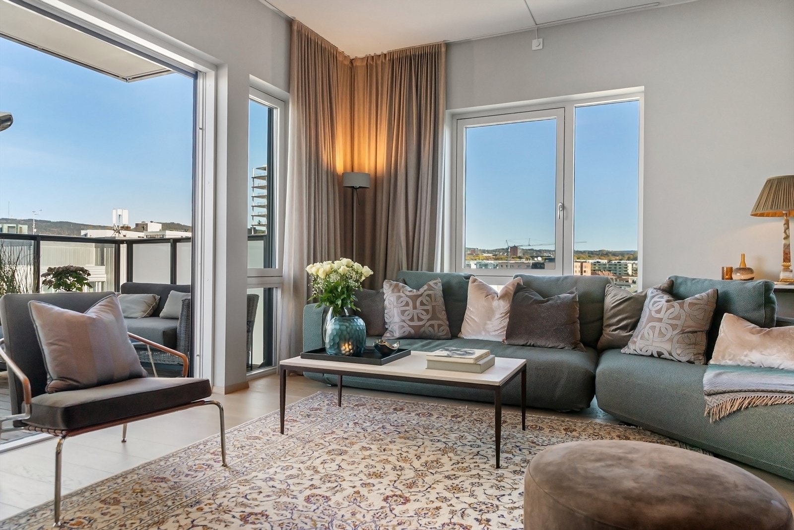 Store vindusflater som slipper inn rikelig med naturlig lys. Screens på alle vinduer. Galleribilde