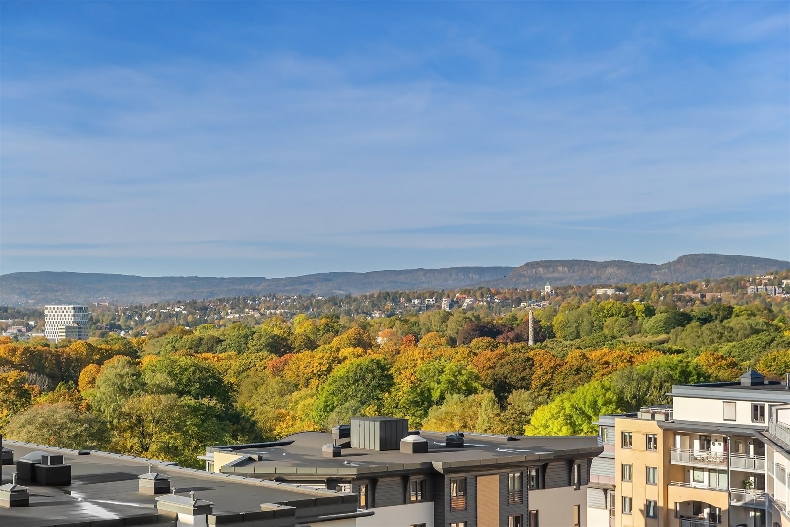Hyggelig utsyn over Frognerparken. Legg merke til Ullern Kirke i bakgrunnen. Galleribilde