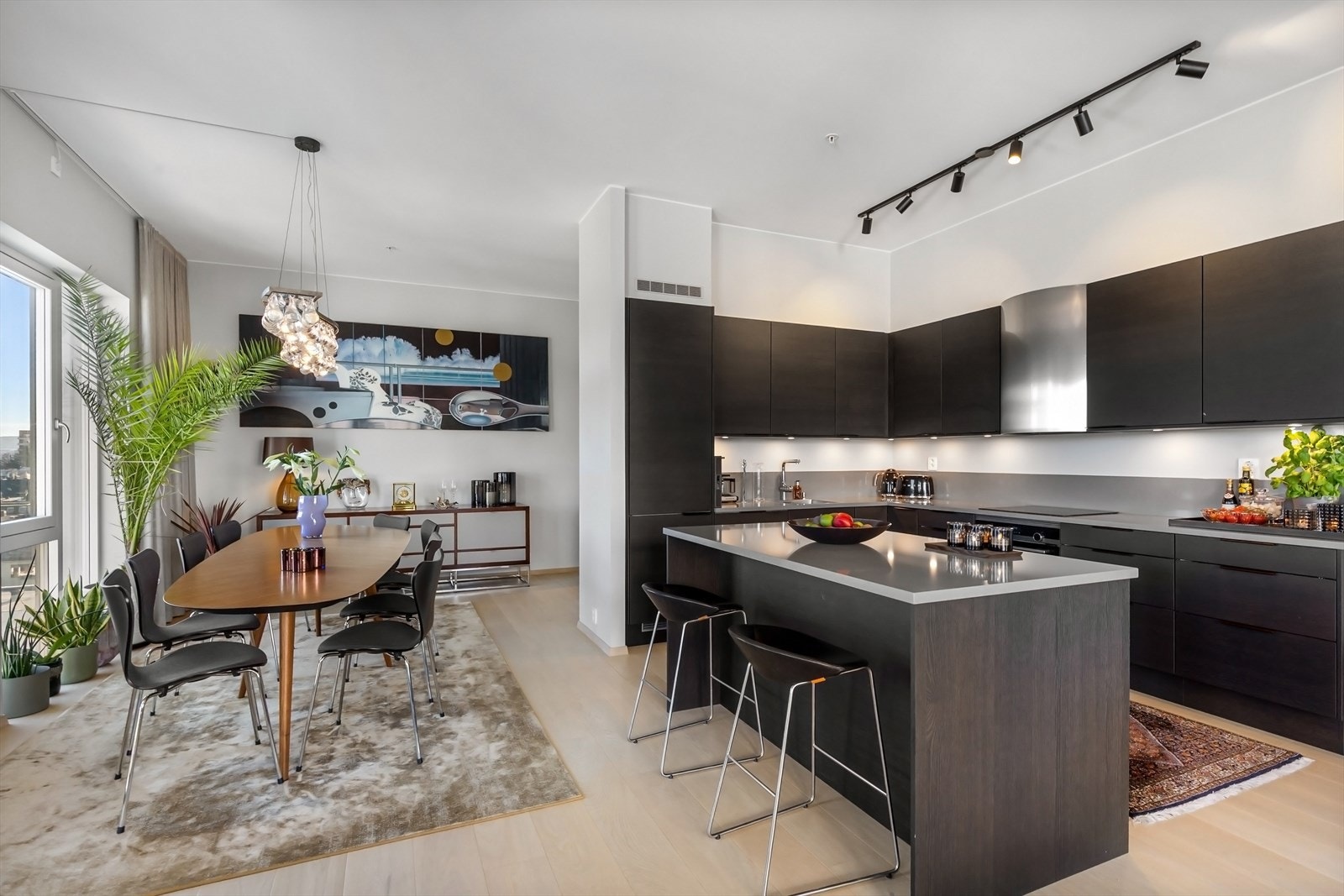 Det er vannbåren gulvvarme i alle rom, med unntak av omkledningsrom/boden. Galleribilde