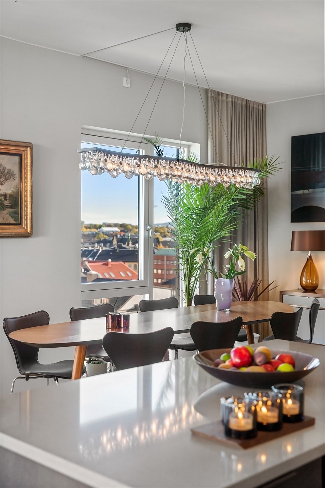 Leiligheten er malt i lyse overflater, som gir en romslig og luftig følelse. Galleribilde